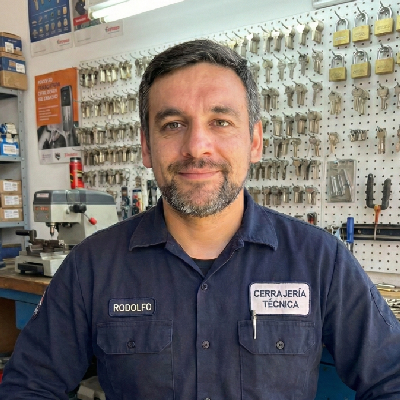 Rodolfo Delgado, Técnico cerrajero especialista en Santiago